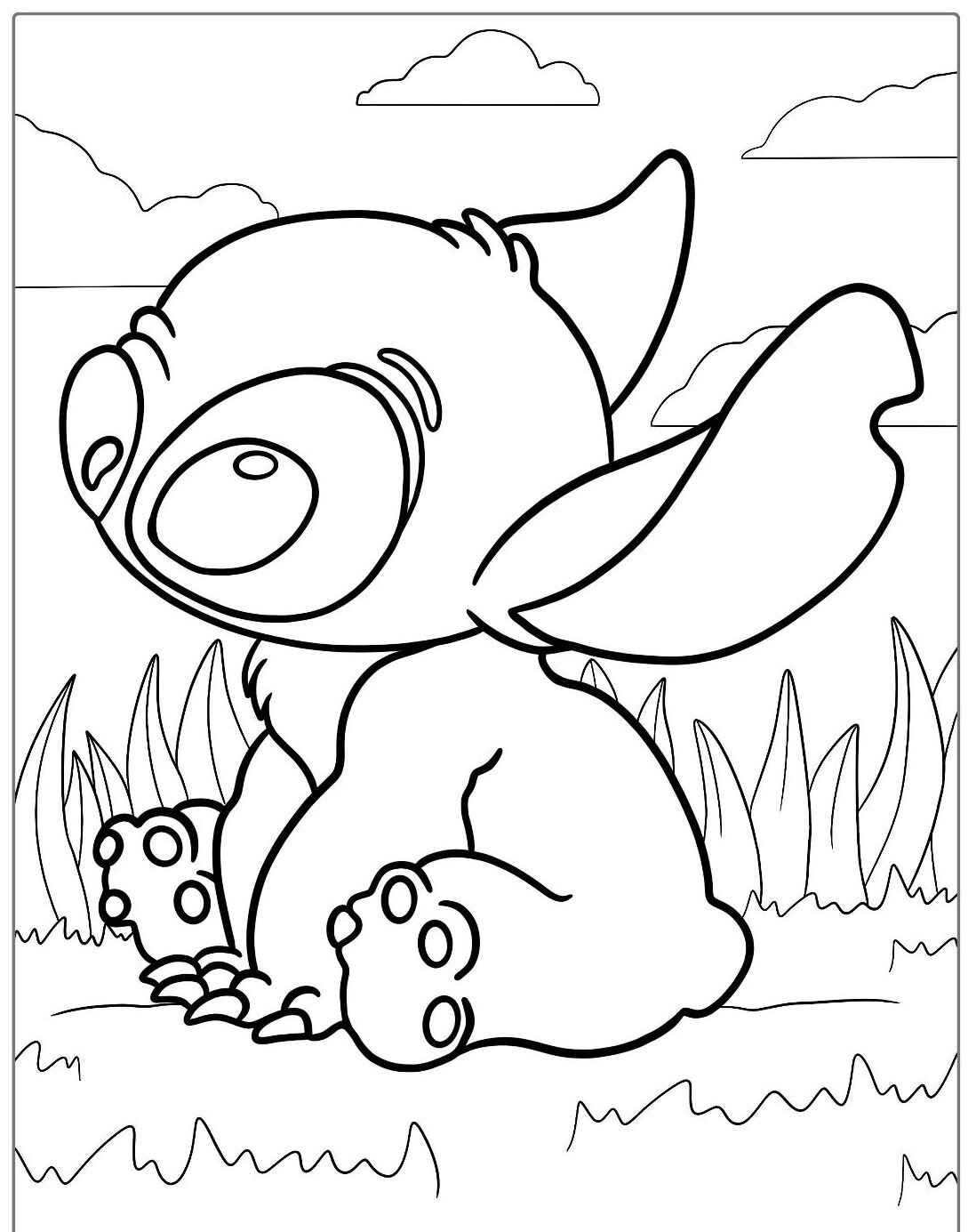 Desenho do Stitch sentado na grama para colorir com céu ao fundo
