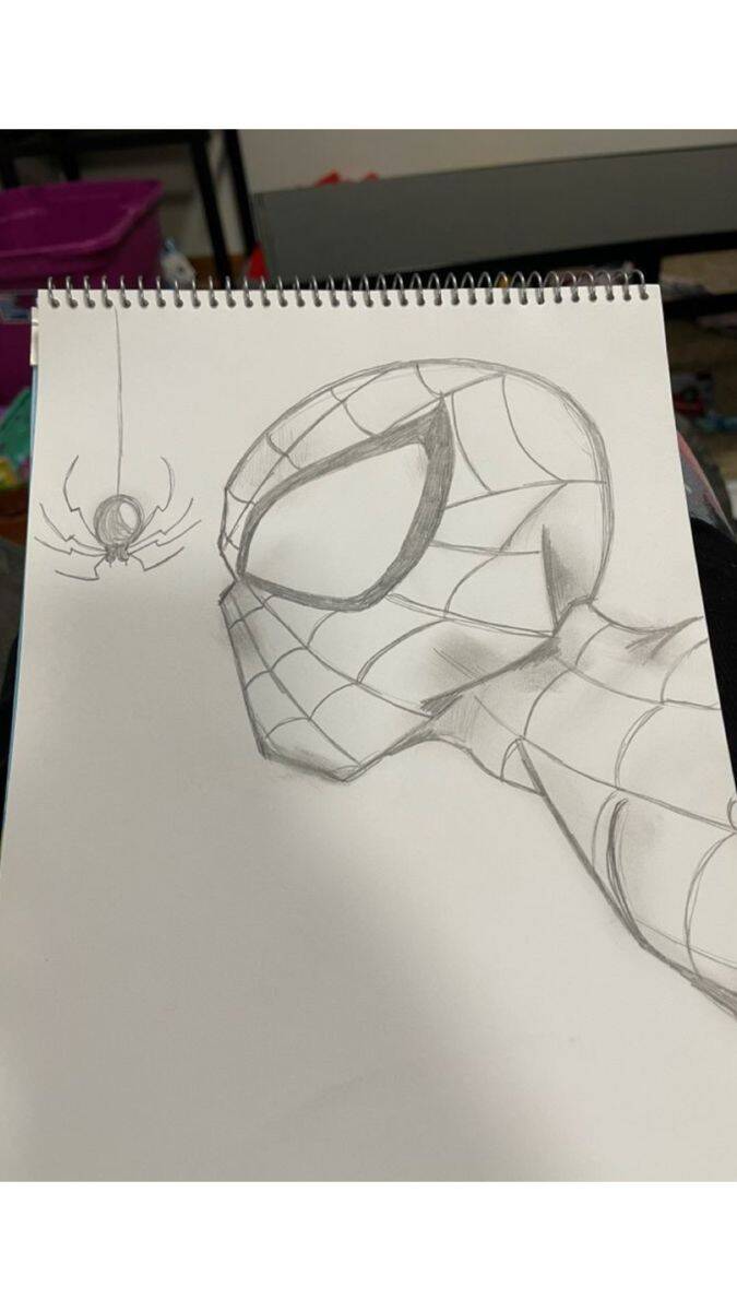 Desenho do Homem Aranha pronto para colorir com uma aranha pendurada